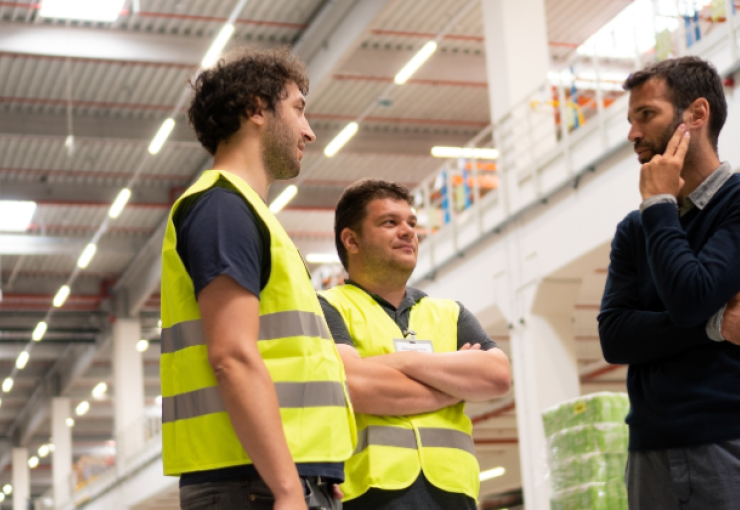 Manager listening to employees 